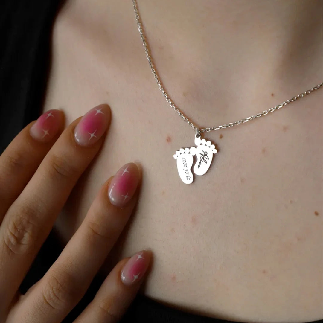 collier maman naissance en argent en forme de petit pied avec prénom et date naissance personnalisé